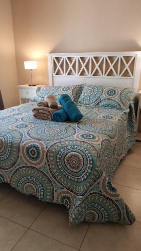 梅洛Ayres de Merlo Aparts的床上有枕头,有毯子