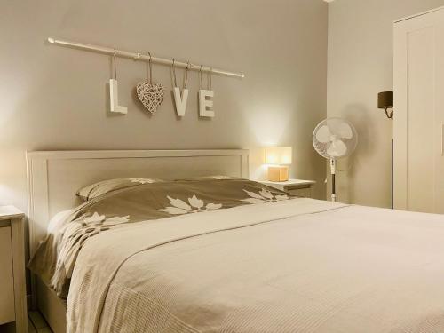 图卢兹Sweet Home - 55m2 appt, garden, swimming pool, parking的一间卧室,配有床和写着我爱的标志