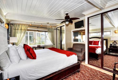 拉古纳海滩Villa Roma at the Retreat in Laguna Beach的一间带大床的卧室和一间客厅