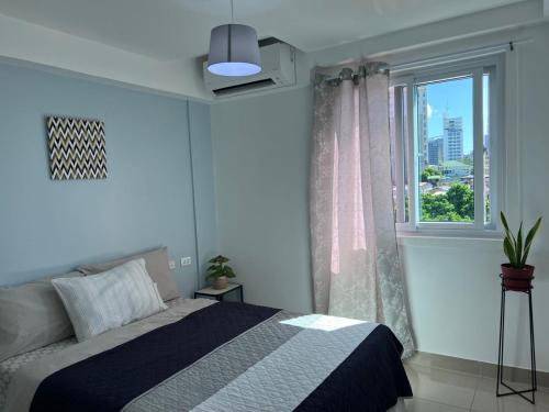 宿务Cebu Mini Hotel的一间卧室设有一张床和一个窗口