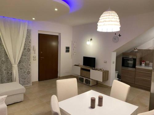 雷卡纳蒂港Appartamento al mare - Porto Recanati的客厅配有白色的桌子和椅子