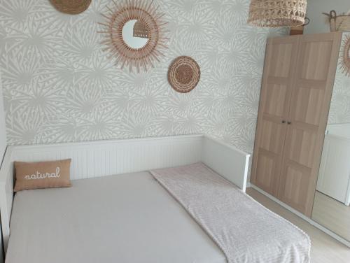 斯特拉斯堡Chambre nature chez l'habitant的卧室配有白色的床和墙壁