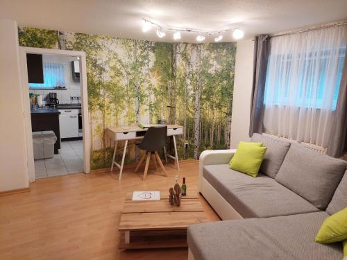 纽伦堡Wohnung im Dreistädteeck的客厅配有沙发和桌子