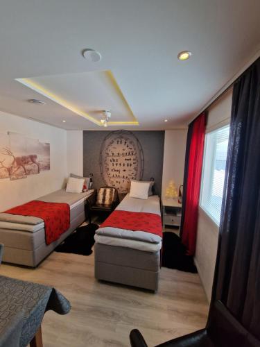 伊瓦洛Apartment Neitamo44的酒店客房,设有两张床和一张沙发