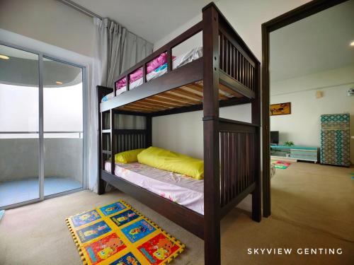 云顶高原5-6 PAX Family Room Skyview Golden Hills, Genting Highlands的卧室配有两张双层床和地毯。