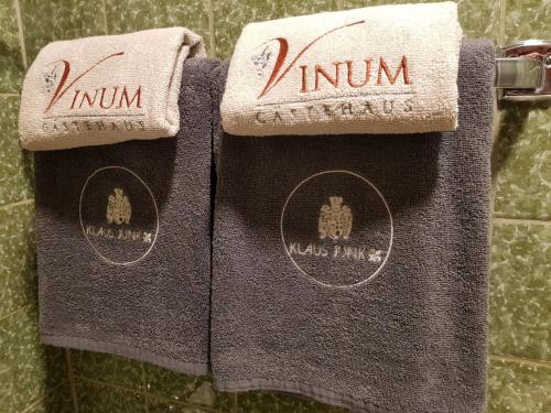 莱温Gästehaus Vinum Doppelzimmer的浴室毛巾架上的两条毛巾