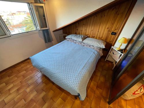 圣雷莫Casa vacanze Nido al Mare的一间卧室,卧室内配有一张大床
