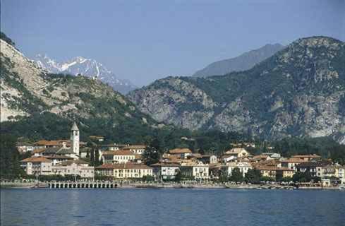 巴韦诺La Casetta di Baveno的山水边的小镇