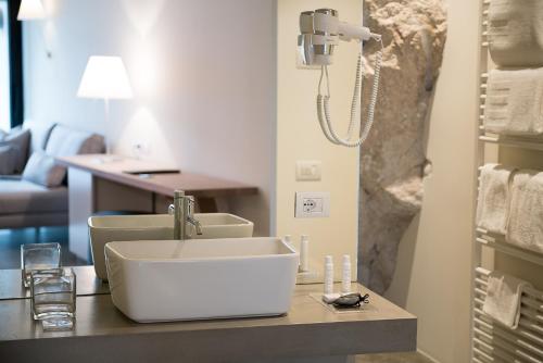 加尔达湖滨Villa Miravalle的台面上带白色水槽的浴室