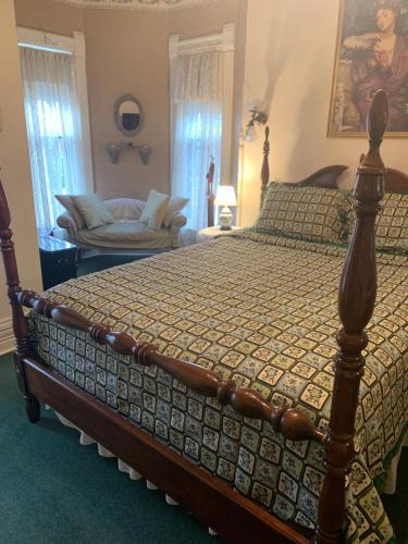南本德Innisfree Bed & Breakfast的一间卧室配有一张床和一把椅子