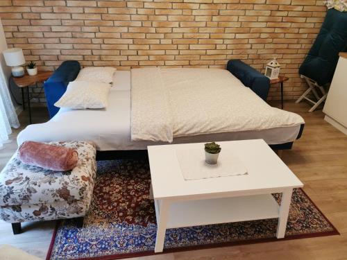 萨格勒布Višnja-Ravnice的一间卧室设有一张床和砖墙