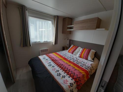 弗雷瑞斯Location mobile home 6 personnes a fréjus的一间小卧室,配有床和窗户