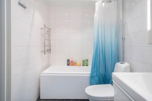 斯德哥尔摩Private room in Hammarby Sjöstad, common space shared!的带浴缸、卫生间和盥洗盆的浴室