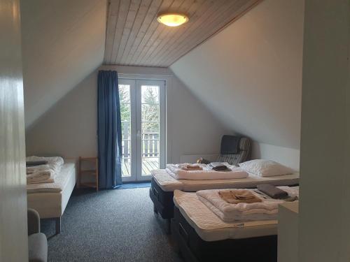 BrenderupDamsbo hytten的客房设有两张床和窗户。