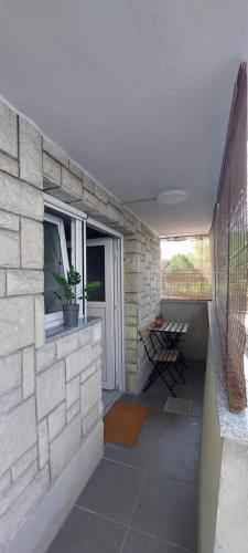 多姆扎莱Apartma Licko的一个带石墙和窗户的庭院