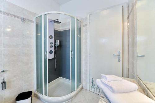 Borgo TicinoLe Betulle的浴室里设有玻璃门淋浴
