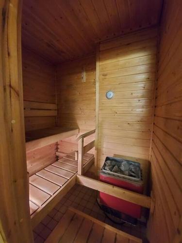 坦佩雷Saunallinen kaksio的享有带长凳的木制桑拿室内景致