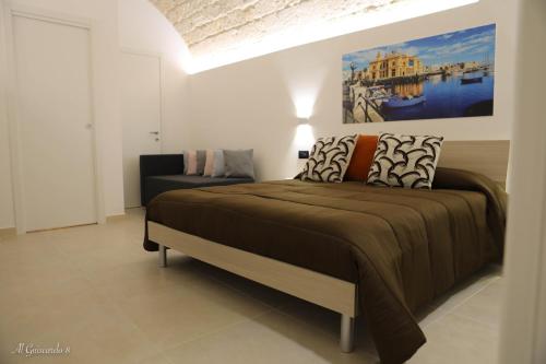 巴里Al Guiscardo 8的一间卧室配有一张大床和一张沙发