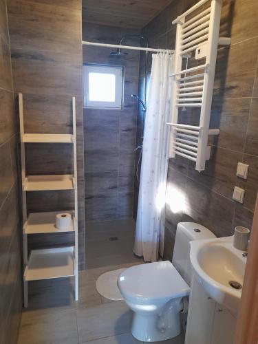 萨比诺瓦Kalimera的一间带卫生间和水槽的浴室