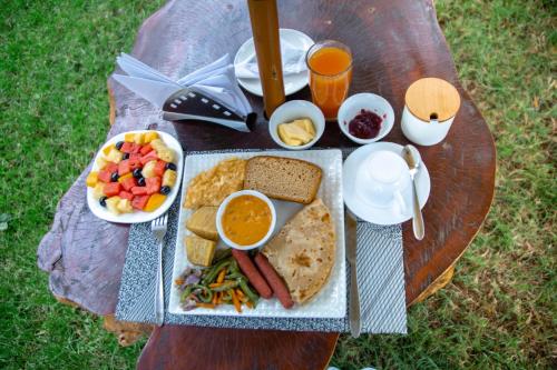 莫希Shose Farm House & Chalets的一张野餐桌,上面放着一盘食物和饮料