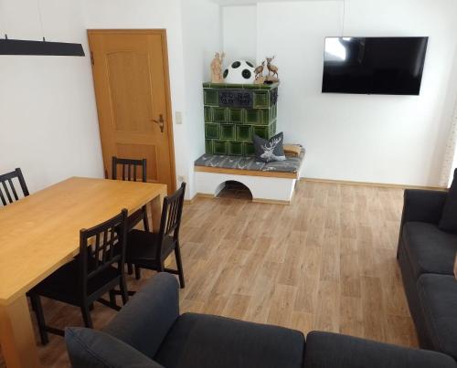 贝希特斯加登Bio Berghof Langerlehen的客厅配有桌子和电视