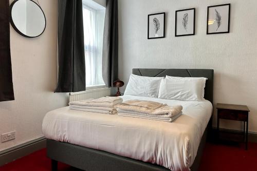 巴罗弗内斯德比酒店的一间卧室配有带毛巾的床