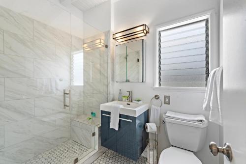 拉古纳海滩Sleepy Hollow Villas #2 in Laguna Beach的白色的浴室设有水槽和卫生间。
