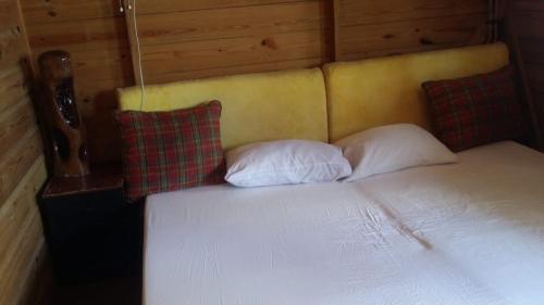 安东尼奥港Villa Rasta - Ocean View Bungalows的一张床上有两个枕头的房间