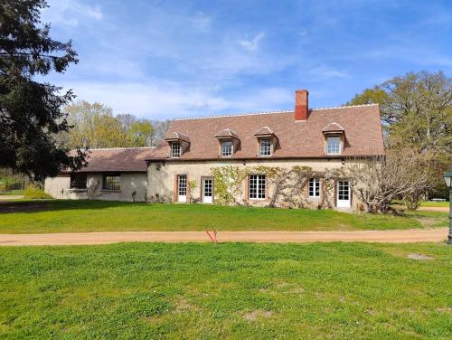 维耶尔宗Charnay Mery , une exceptionnelle maison de vacances au calme côté forêt avec piscine的草地上一座大型石屋