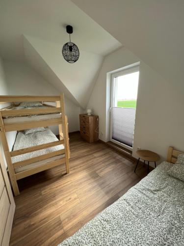 贡斯基Piaski Morza的一间卧室设有两张双层床和一扇窗户。