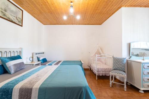 圣塔伦Casa Monteiro - Piscina Interior Aquecida的一间卧室设有一张床和木制天花板
