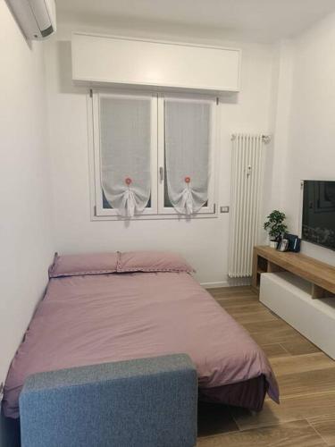 米兰Lucania25的一间卧室设有一张床和两个窗户。