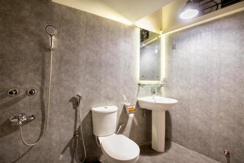 巴纳内拉斯Rahma’s B&B的带淋浴、卫生间和盥洗盆的浴室