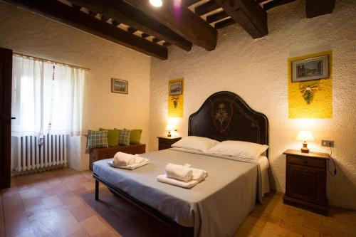 古比奥ABBAZIA DI VALLINGEGNO的一间卧室配有一张床,上面有两条毛巾