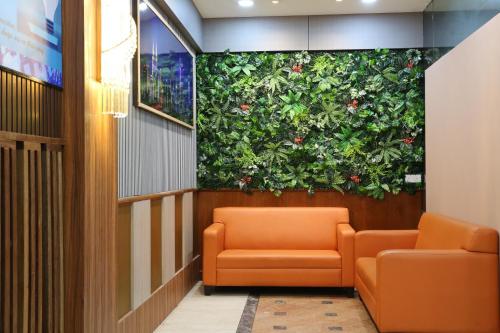 吉隆坡LA ISRA at KL的一间设有绿色墙壁的等候室