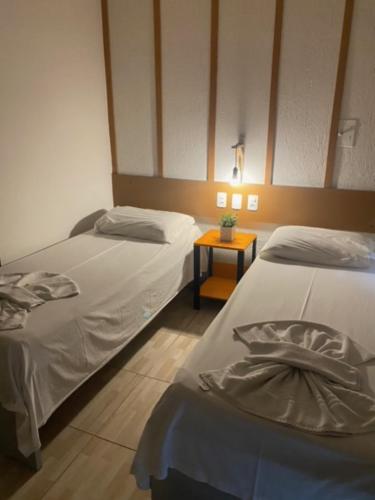 卡鲁阿鲁维塔利诺大师旅馆的客房设有两张床和一张带床头柜的桌子。