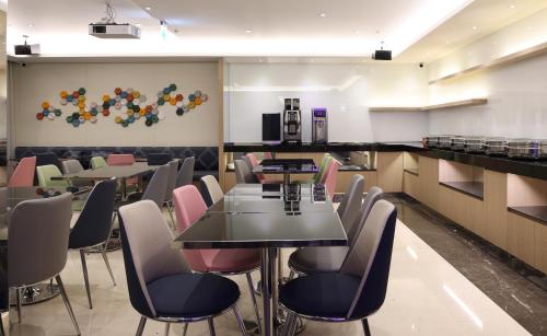 台北玉玺精品饭店的用餐室配有桌椅