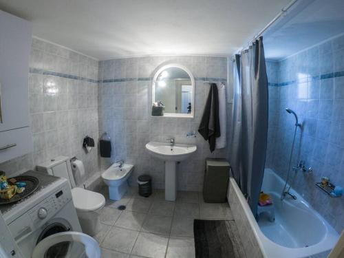卡拉马塔Olga's country house的浴室配有盥洗盆、卫生间和浴缸。