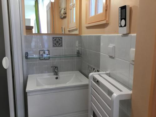 阿罗芒什莱班奥本乡村度假屋的浴室配有盥洗盆和浴缸。