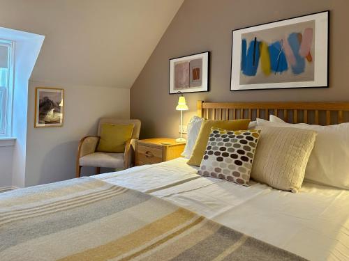 邓韦根荣森客酒店的一间卧室配有一张大床和一把椅子