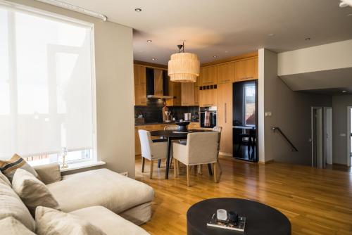 阿克雷里S19 - Akureyri Prime Apart.的客厅配有沙发和桌子