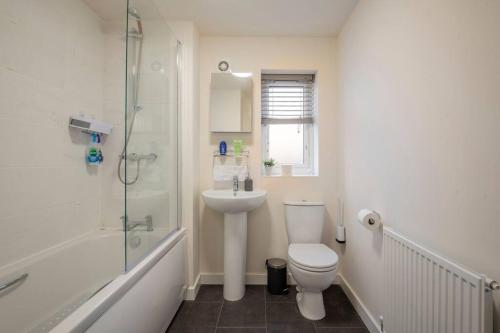 HemsworthHemsworth Homestay with Double Bedroom and Private Bathroom的浴室配有卫生间、淋浴和盥洗盆。