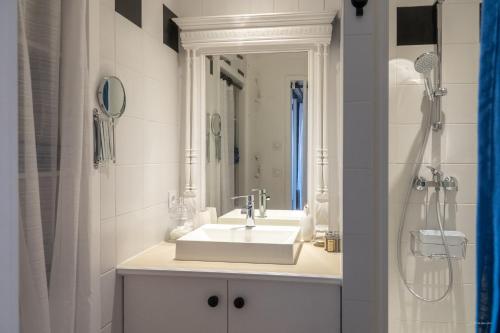 圣马丹德雷La Martinoise Studio的白色的浴室设有水槽和淋浴。