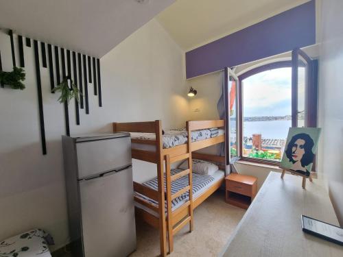 普拉Hostel Pipištrelo的小房间设有双层床和冰箱