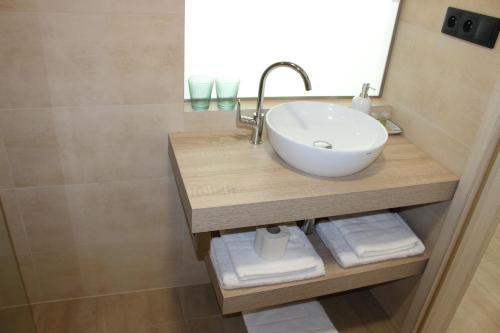 扎耶奇Johannesberg的浴室配有盥洗盆和带毛巾的台面。