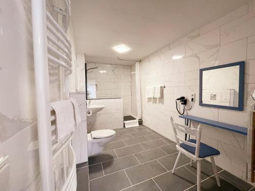 内仁Blue Lagoon的一间带卫生间和椅子的浴室