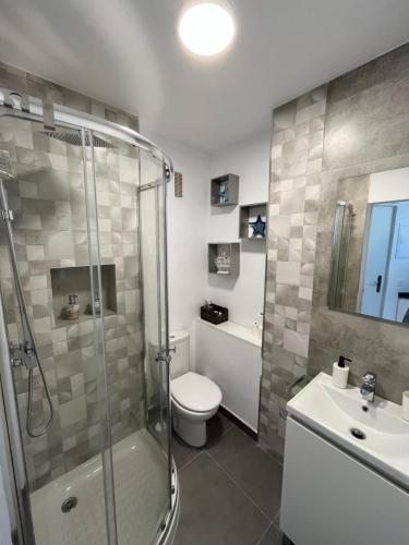 卡拉德莫尔Apartamento con piscina y barbacoa的带淋浴、卫生间和盥洗盆的浴室