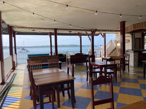 Los Balcones Over The Sea餐厅或其他用餐的地方