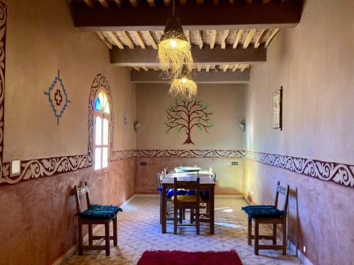 姆哈米德Riad Imuhar的一间带桌椅和吊灯的用餐室