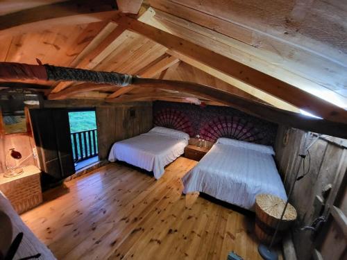 比利亚维西奥萨Casa Verde.的小屋内带两张床的阁楼卧室